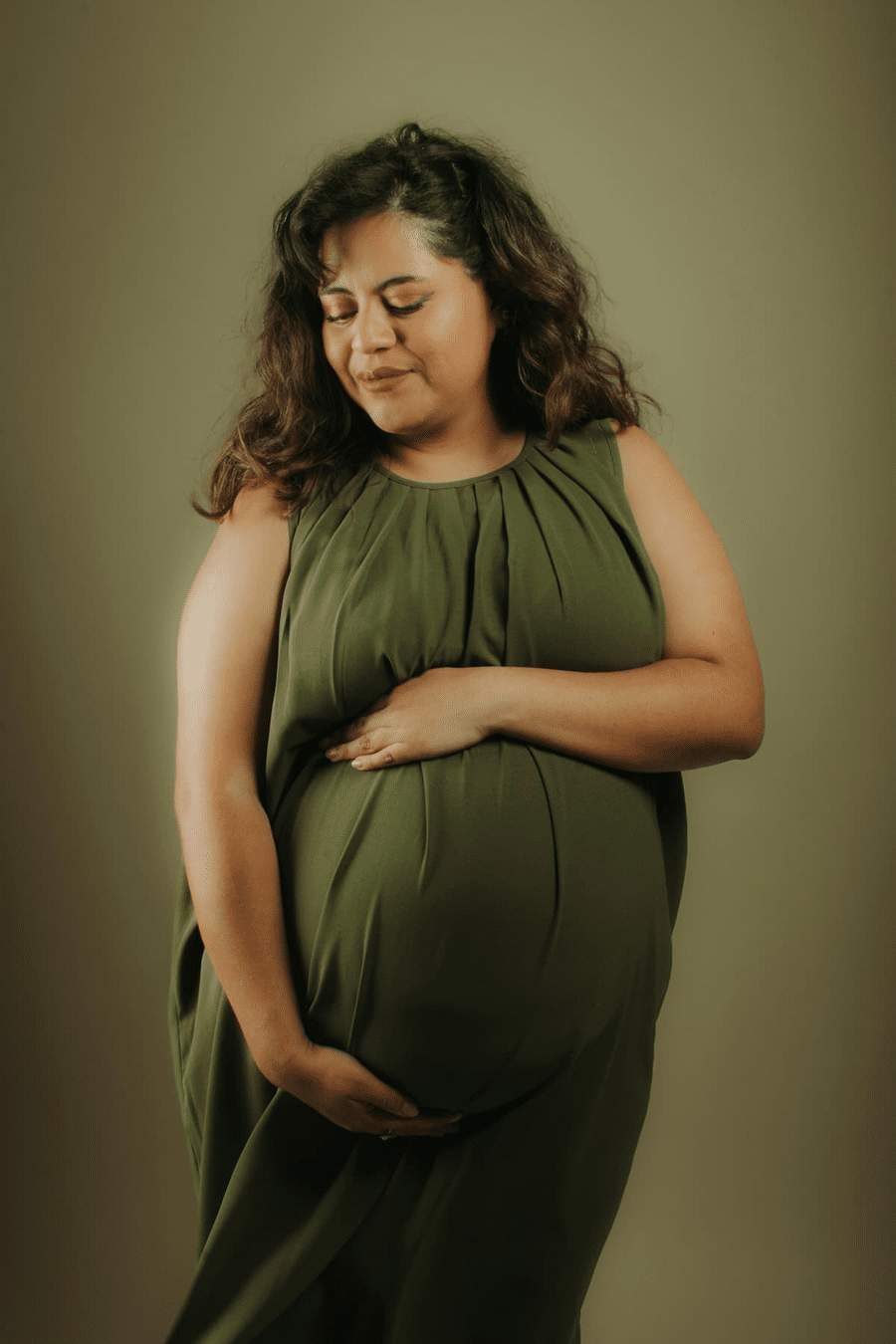 5 weeks pregnant symptoms, ultrasound, belly changes, and baby size