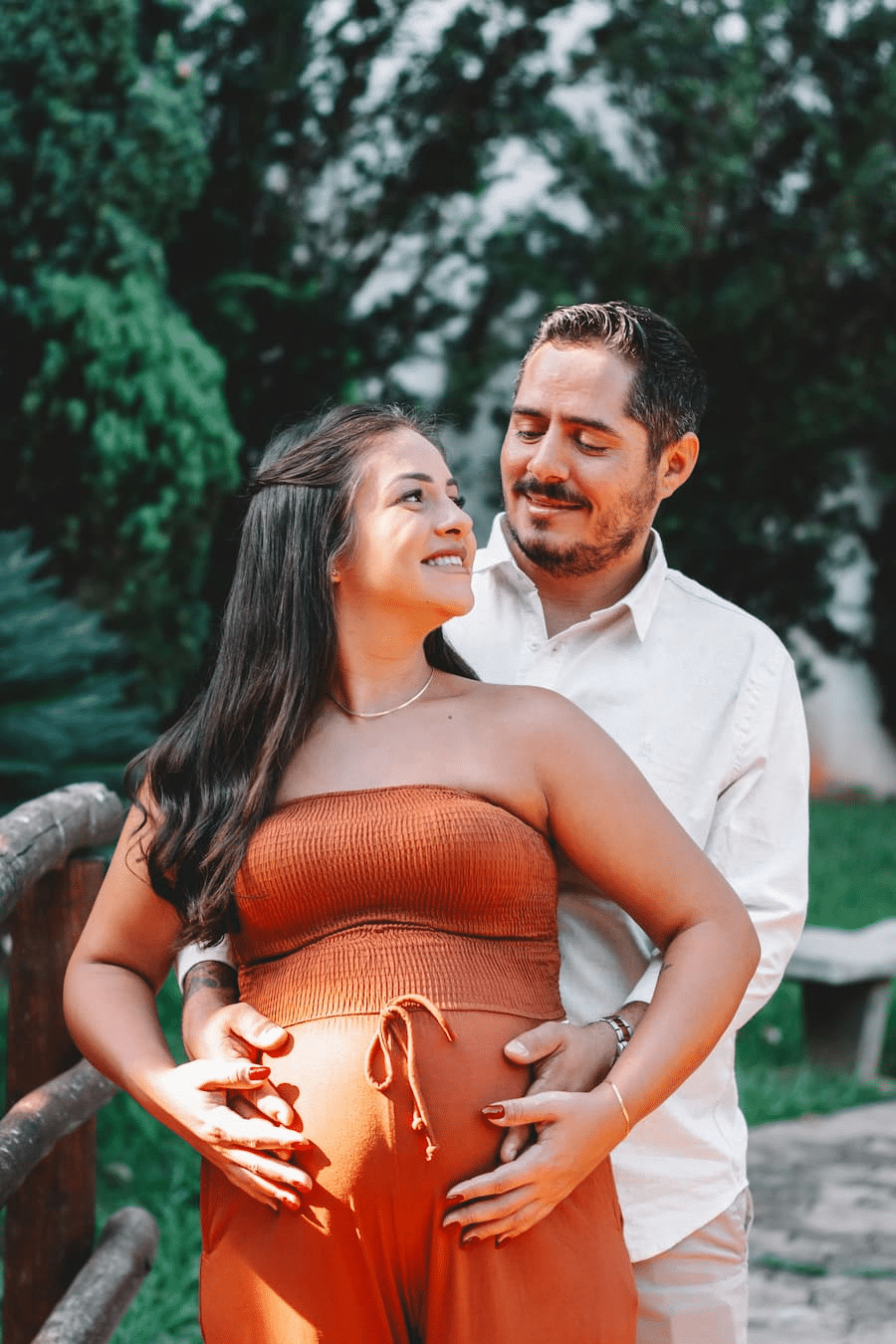 Illustration of a 6 weeks pregnant belly showing early embryo development and pregnancy symptoms