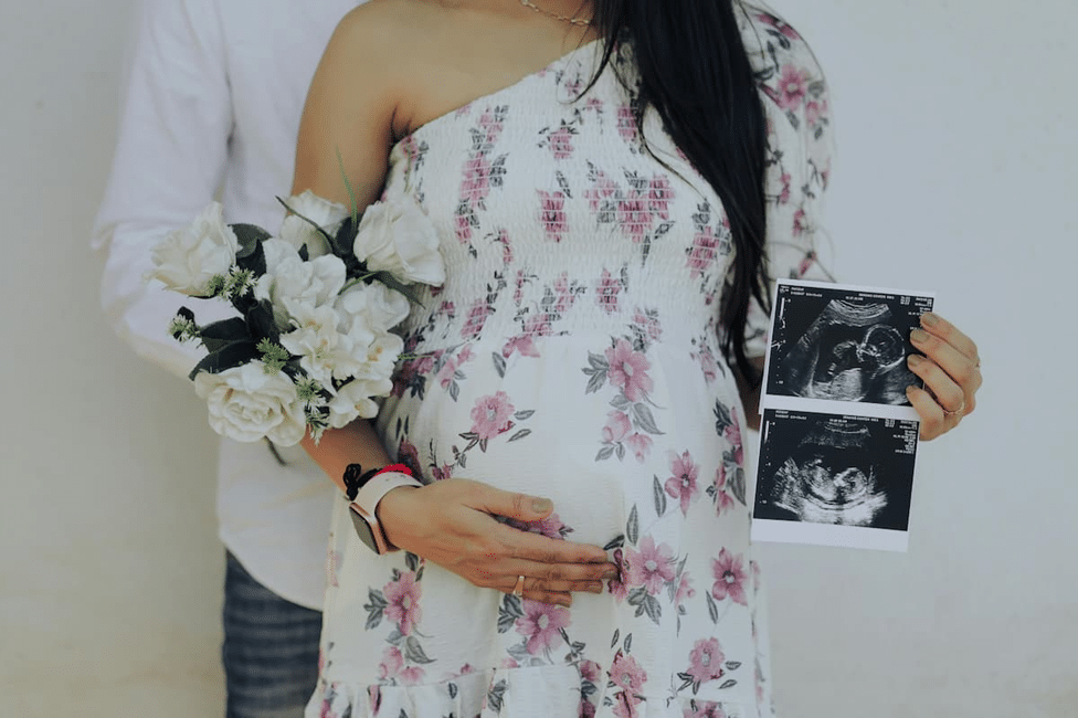 “Mucus plug color chart showing clear, white, yellow, brown, and bloody mucus plug during pregnancy with labor signs.”