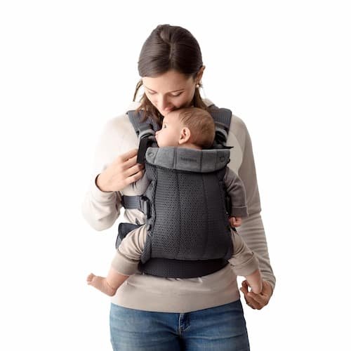 A mother securely wearing a BabyBjörn Baby Carrier Harmony in Anthracite 3D mesh, highlighting ergonomic pelvic weight distribution for plus-sized parents.